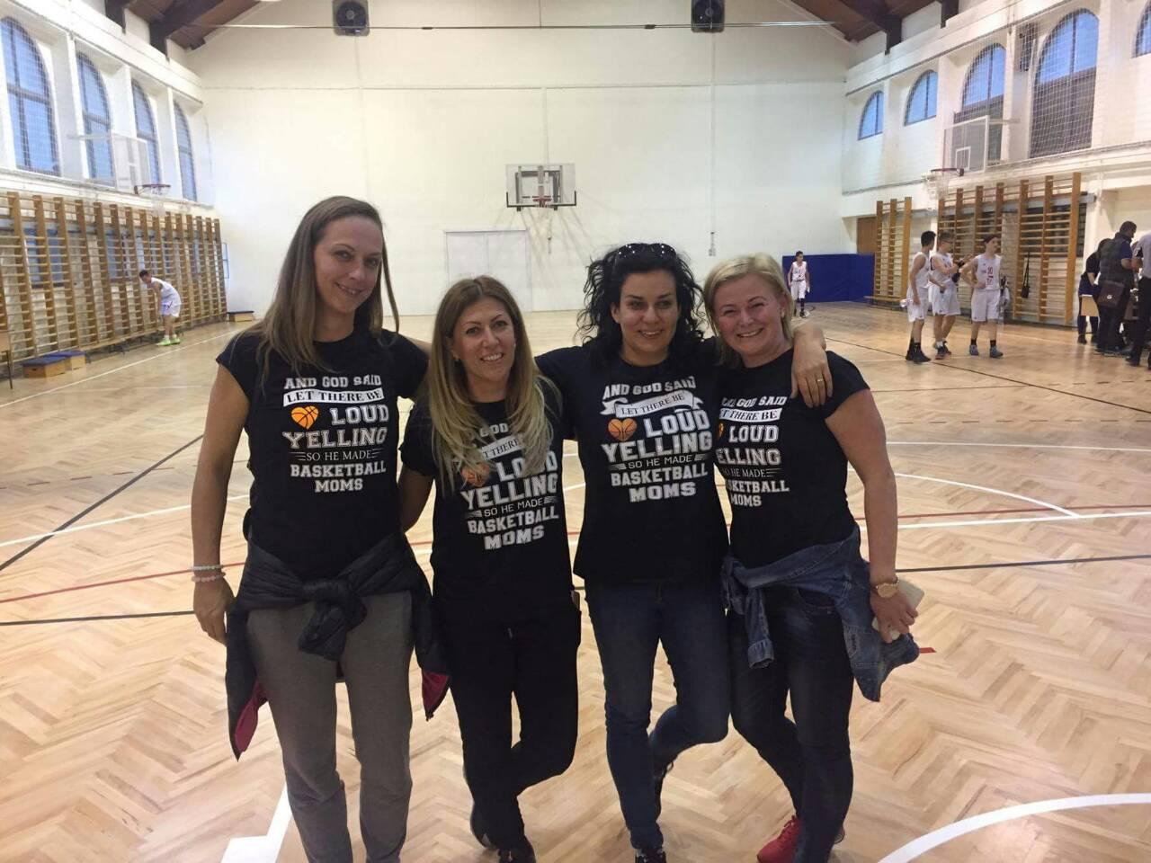 Kosaras anyukák a Westsik-ben az U14A csapatunk hétvégi torna győzelme után