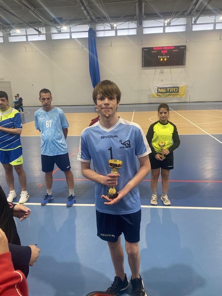 Maradnak a harmadik divízióban